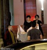 组图：孙俪邓超上海做东宴友亲昵热聊