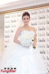 组图：宋新妮甜蜜拍婚纱照 未婚夫首度公开亮相