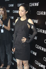 组图：董璇黑色短裙小露香肩 新婚第三天亮相活动 