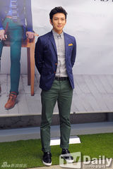 组图：“皇帝”池昌旭时尚便装开签名会玩穿越