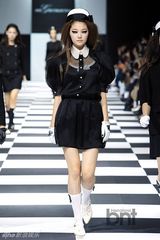 组图：孔孝真CL等助阵时装周 李秀赫亮相T台