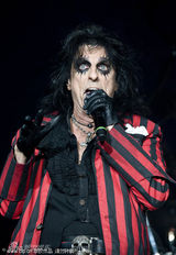 组图：艾利斯-库柏戴魔术帽开唱 烟熏妆如鬼魅小丑