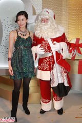 组图：李嘉欣吊带裙装闪亮富贵