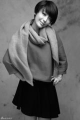 组图：高晓菲黑白写真 展文艺熟女风采