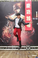 高清图：林俊杰为个唱造势 英俊现身相伴豪车