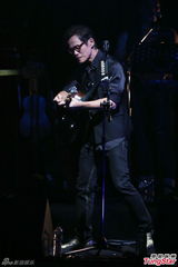 组图：罗大佑登台献唱经典 歌迷如痴如醉