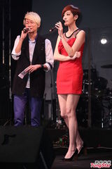 组图：陈珊妮见Kitty忘情卖萌