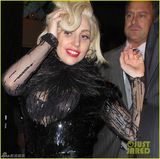 组图：GaGa透视短裙下体隐现 下车不忘摆pose