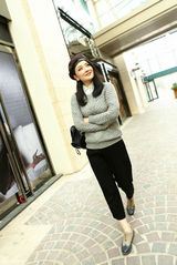 高清组图：孙宁街拍 灰色针织衫搭配休闲七分裤