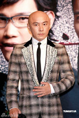 组图：Big4持枪宣传演唱会 张卫健牺牲夫妻生活