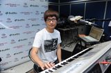 高清图：陈楚生秀音乐天赋 深圳个唱变身钢琴王子