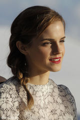 组图：艾玛-沃特森戛纳亮相 麻花儿辫俏皮可人