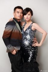 组图：陈龙携孕妻章龄之登封面 新年当父母