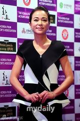 组图：李秉宪安圣基等出席韩国电影协会忘年会