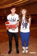 幻灯图集：Twins为个唱彩排 陈伟霆容祖儿探望加油