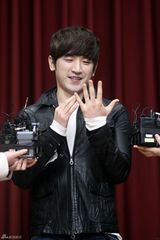 组图：韩国神话组合成员李珉宇结束兵役与粉丝见面