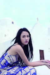 组图：陈乔恩发行全新散文写真《乔见猫》