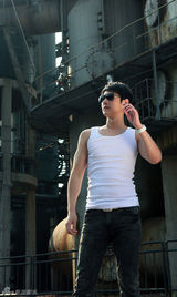 组图：何明翰拍户外写真呈现狂野气质