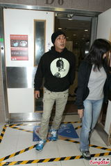 组图：张卫健再入院探母面色憔悴 5时结束疗程