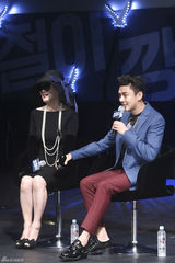 独家高清：刘亚仁牵手金海淑宣传新片《强哲》