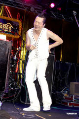 高清图：庾澄庆台北开唱 小S热情拥抱并送上蛋糕