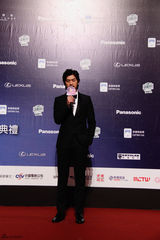 组图：陈柏霖压轴亮相红毯 西装笔挺帅气抢镜