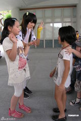 组图：13岁创作歌手许雅涵 任红十字会奖学金大使