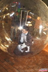 组图：黄耀明翻唱经典歌曲 MV演外星人袭维港