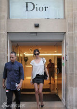 组图：辣妈米兰达-可儿超短裙秀美腿 展超模风采