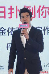 组图：范冰冰上海宣传穿“棉袄” 不做快男评委