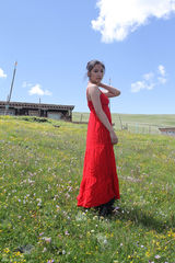 组图：潘辰赴西藏写真曝光 身着红裙与马儿亲昵