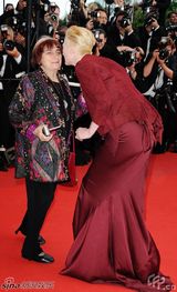 高清组图：斯文顿着红裙优雅 双手合十似圣女