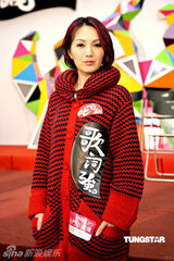 幻灯：容祖儿跳绳为叱咤拉票 遭何韵诗“掌掴”