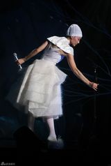 组图：王菲白色浴巾装亮相造型独特 赵薇看台助阵