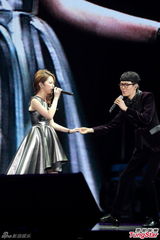 组图：方大同红馆个唱开锣 薛凯琪邓紫棋助阵