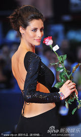 组图：超模威尼斯走秀 玉背全裸轻嗅玫瑰