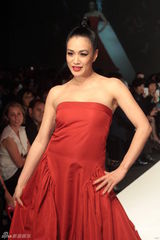 组图：钟丽缇台湾走秀 性感豹纹洋装搭配红唇