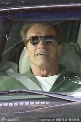 组图：施瓦辛格开心见前妻和长子 对镜头咧嘴笑