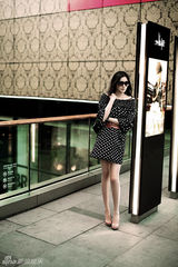 高清组图：高珑珂街拍LOOK 波点连衣裙秀美腿