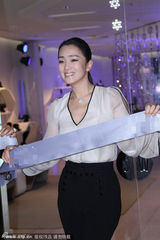 组图：巩俐秀美胸手捂嘴打嗝 举杯豪饮表情魅惑