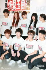 幻灯图：香港演艺界赈灾 容祖儿twins等明星祈福