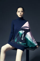 组图：海清暗色系御姐封面 眼神忧郁神秘气质