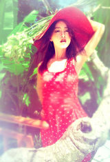 组图：赵子琪炫彩霓裳大片 流光满溢活出率性真我 