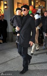 组图：皮特朱莉携双胞胎现身 两岁小儿粉嫩可爱