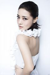 组图：邓家佳多变发型获追捧 短发俏皮长发柔美