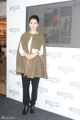 组图：袁咏仪称与张智霖拍戏辛苦 想与黄日华擦火花