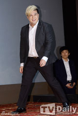 组图：SJ3D新片首映式 众成员正装出席宣传