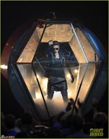 组图：比伯赛琳娜后台甜蜜亲吻显恩爱