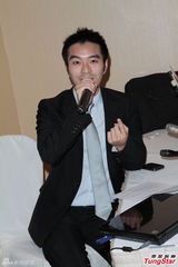 组图：何傲儿绯闻男友澄清嫩模掀裙事件