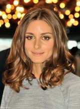 组图：奥利维亚-巴勒莫潮装现身伦敦时装周